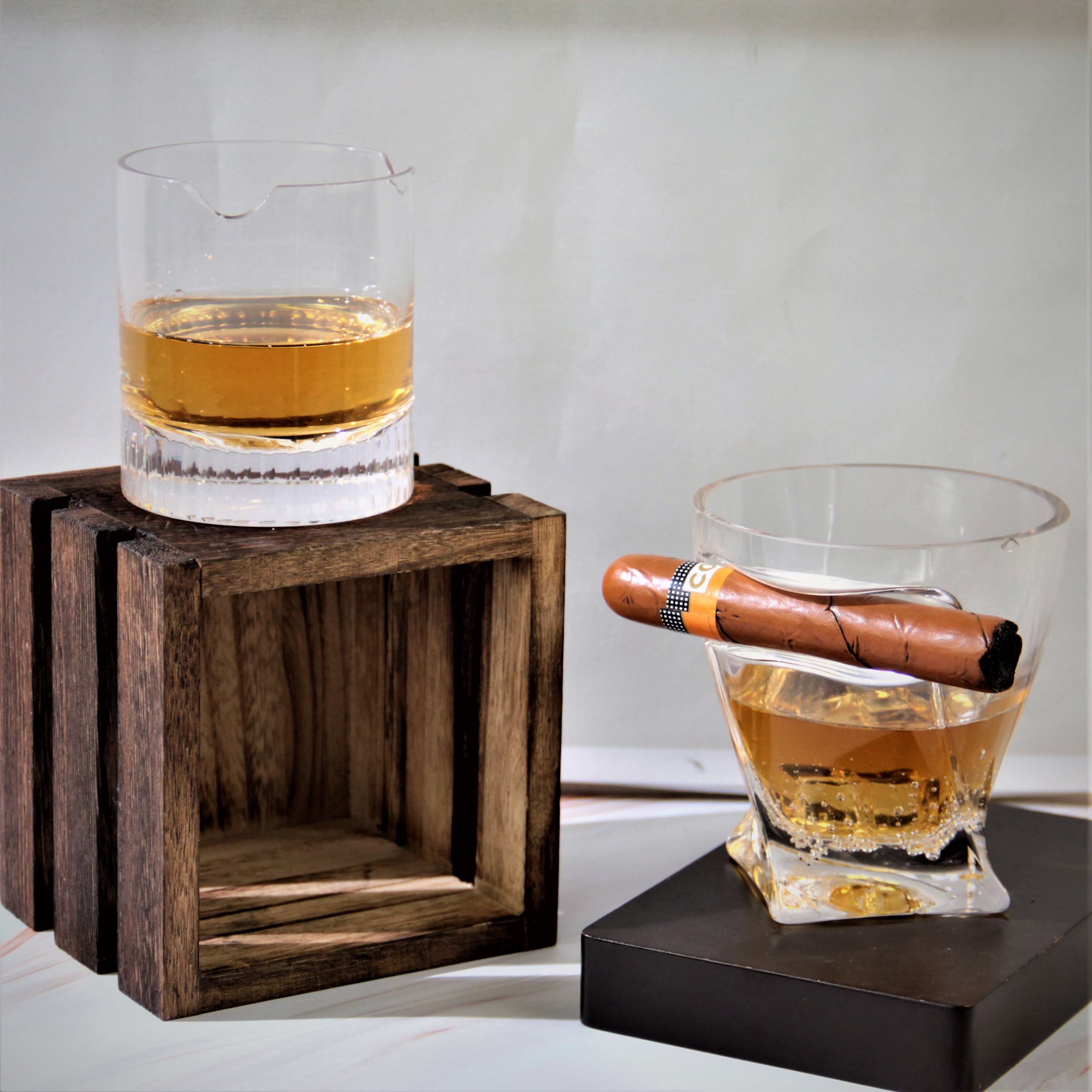 Whisky glass tumblers with cigar holder CXW1010