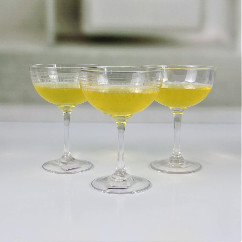Transparent Champagne Coupe Glass with Elegant Decorative XB116